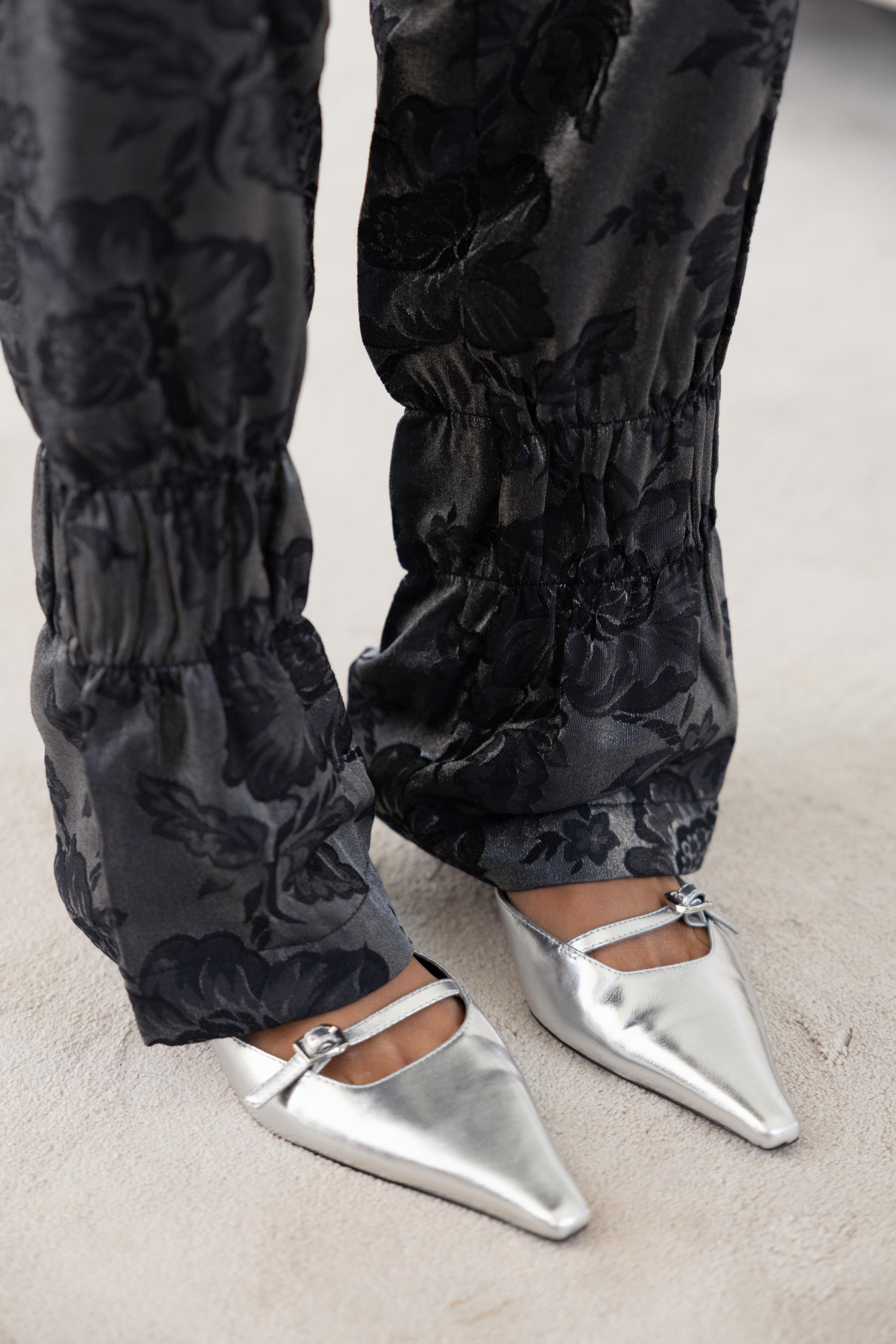 Calças com Franzidos Floral Preto