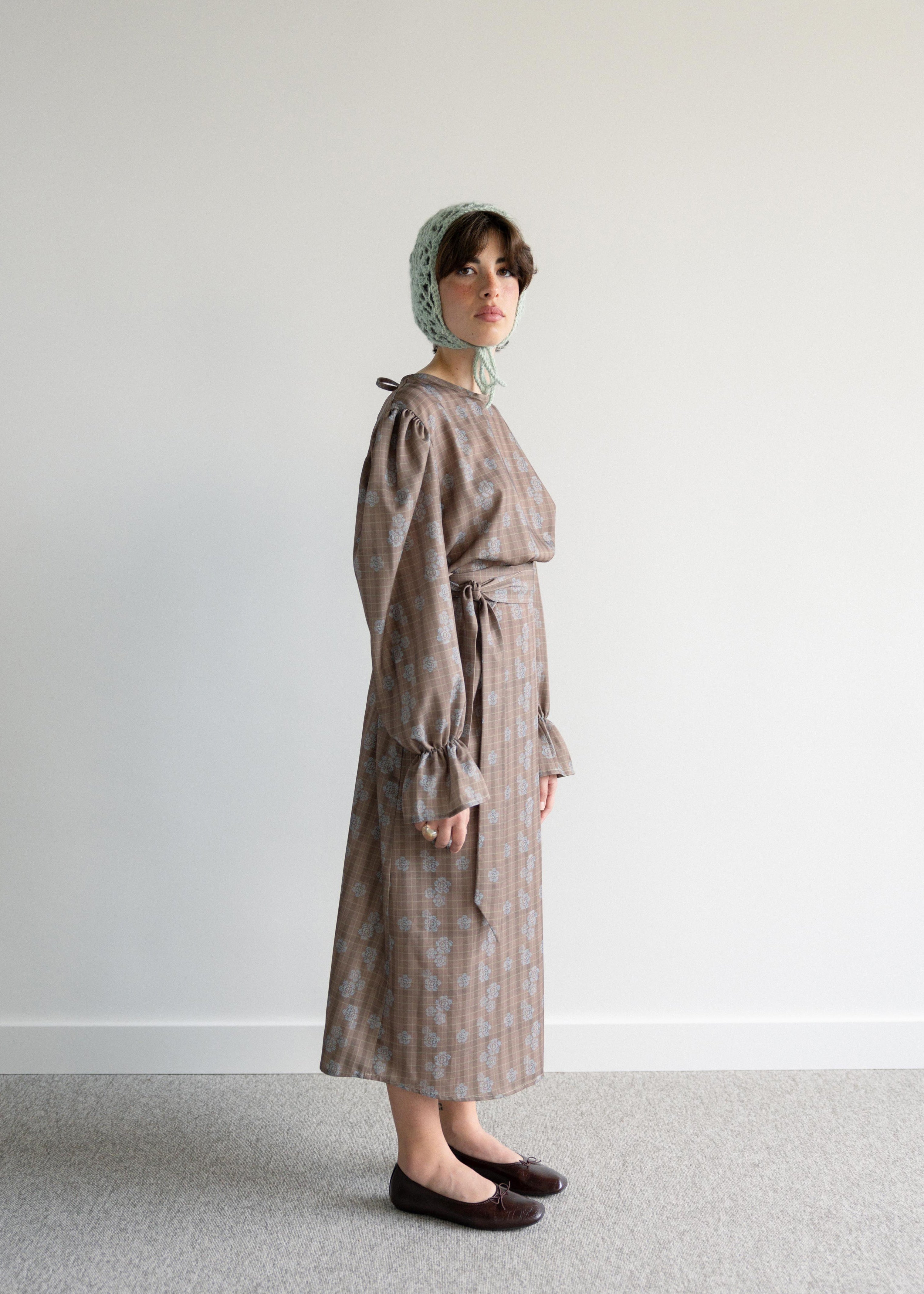 Vestido Midi com Cinto Xadrez e Flores