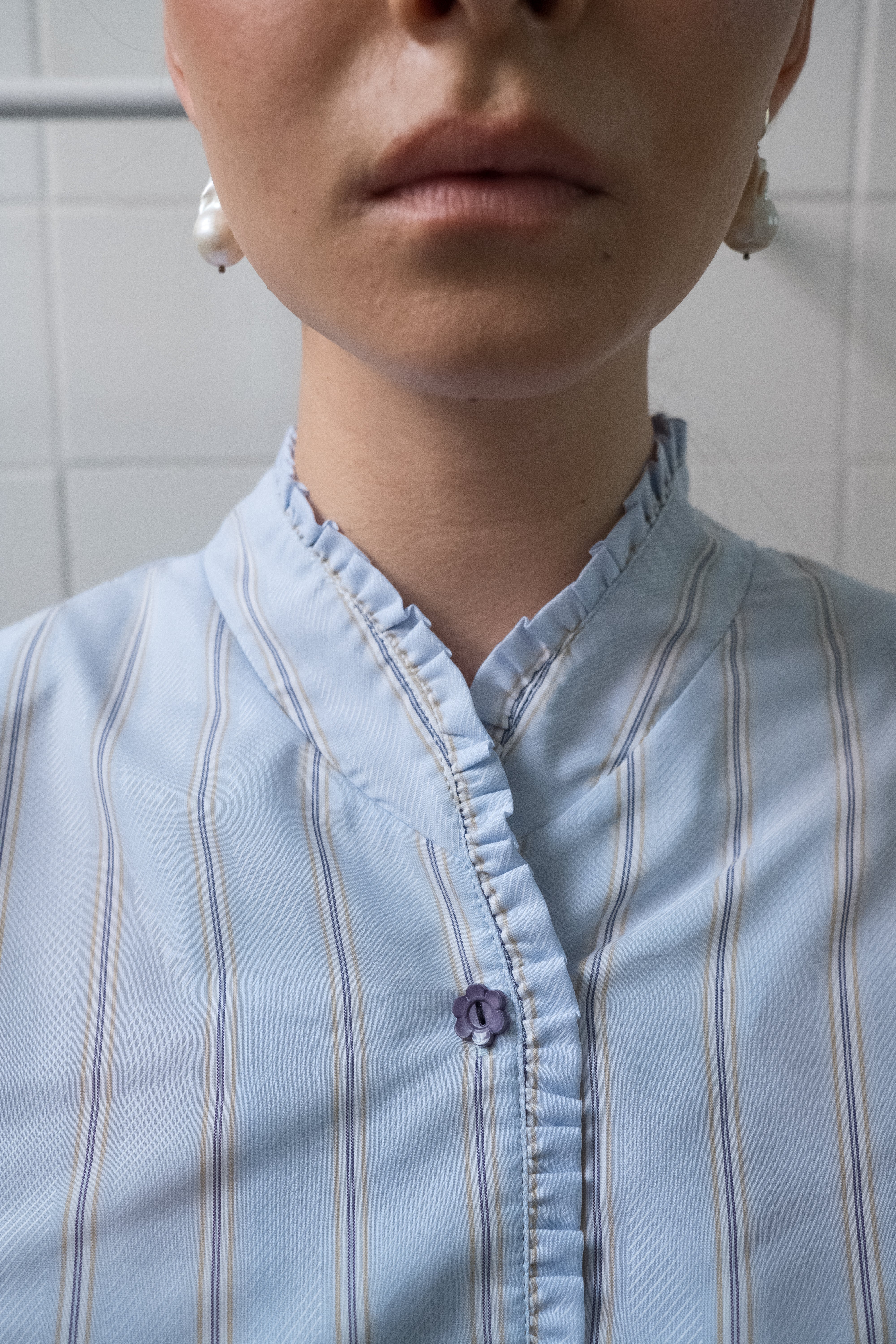 Camisa com Folho Azul com Riscas Amarelas