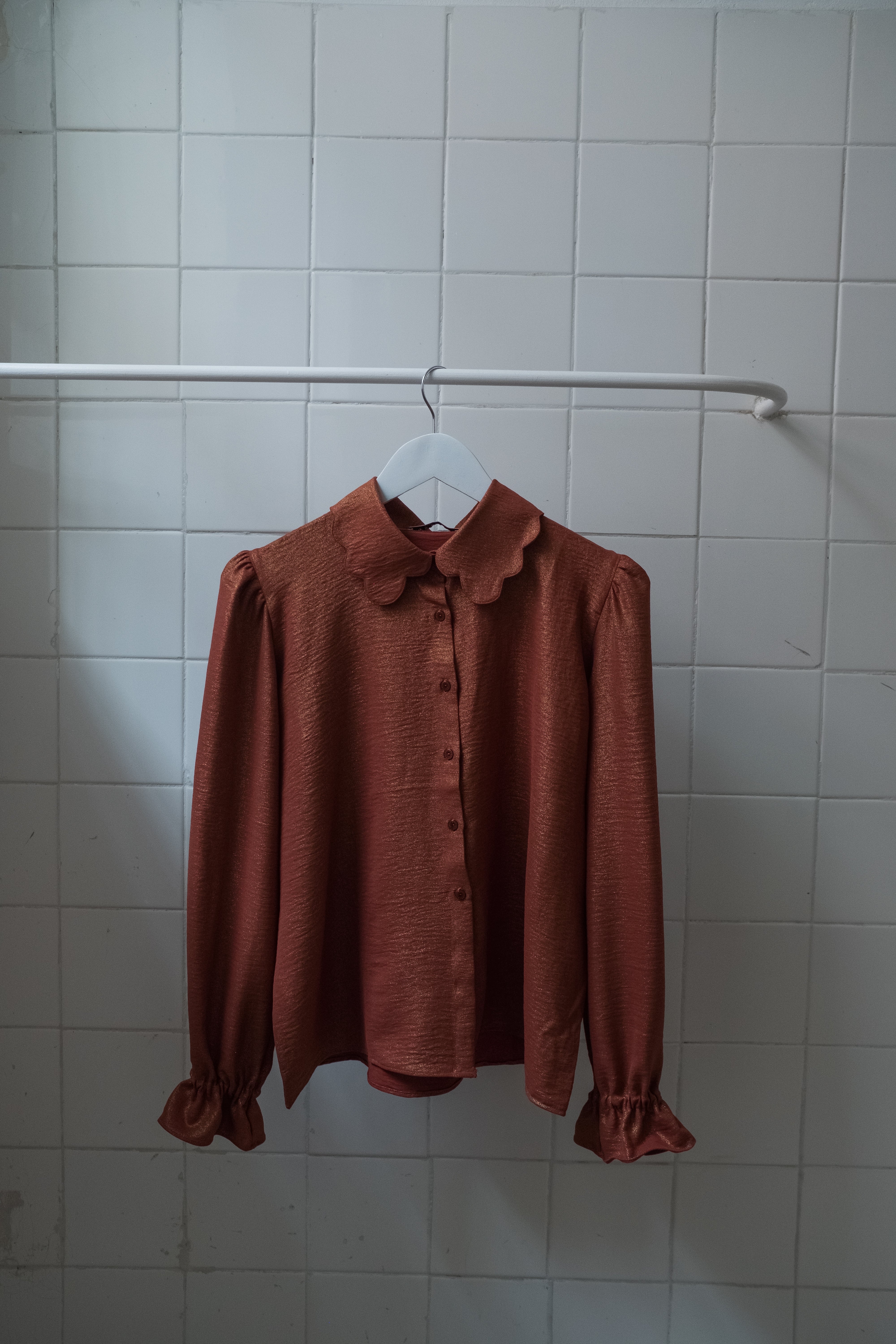 Camisa Gola Recortada Terracota